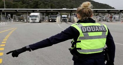 مغربي في فرنسا يستفيد من ثغرة قانونية ويفرج عنه بعدما اعتقل بسبب عشر حقائب من المخدرات