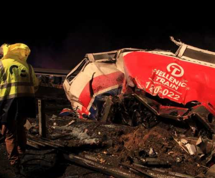 سقوط 32 قتيلا و85 جريحا في حادث اصطدام بين قطارين في اليونان