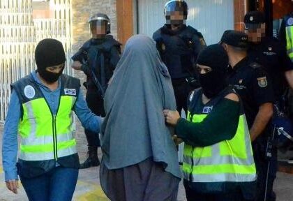 إسبانيا تُرحل مغربية متشبعة بالفكر الداعشي