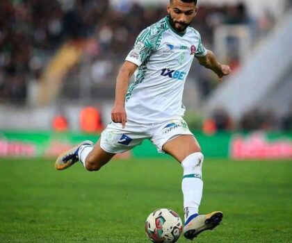 الرجاء البيضاوي المغربي يعود من غينيا ببطاقة دور الربع لعصبة أبطال افريقيا .