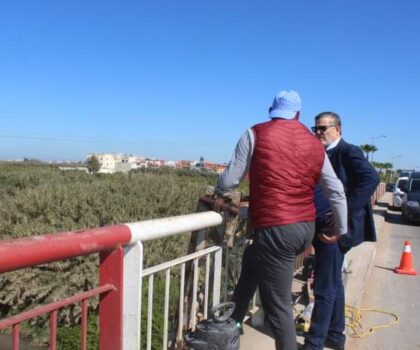 رئيس جماعة القصر الكبير يشرف على انطلاق عملية إعادة التشوير بالمدينة و يقف على وضع جسر اللكوس .