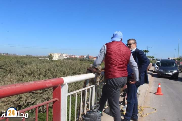 رئيس جماعة القصر الكبير يشرف على انطلاق عملية إعادة التشوير بالمدينة و يقف على وضع جسر اللكوس .