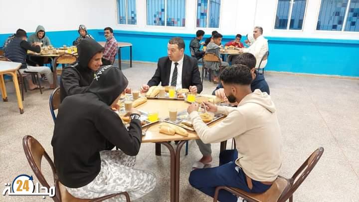 المدير الإقليمي لوزارة التربية الوطنية بالعرائش يتفقد أحوال نزلاء داخلية ثانوية محمد بن عبد الله .