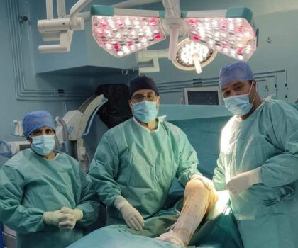 العيون…. طاقم طبي و تمريضي متمرس ينجح في تركيب مفصل اصطناعي لركبة مريض