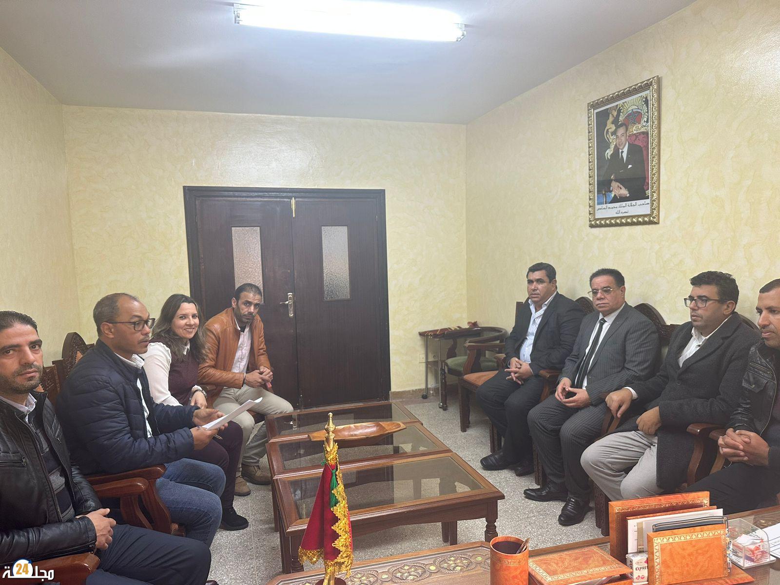 الكاتب الوطني للجامعة الوطنية لموظفي غرف الصناعة التقليدية وأعضاء مكتبها الجهوي في ضيافة الرئيس بكور