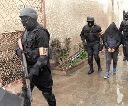 توقيف 3 متطرفين موالين لداعش للاشتباه في تورطهم في ارتكاب جريمة القتل التي كان ضحيتها شرطي الرحمة