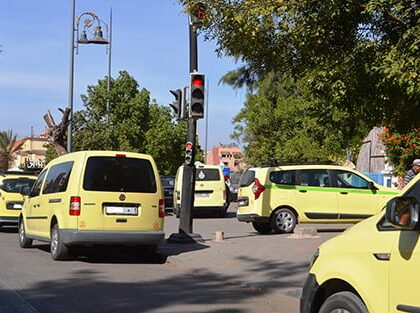 سطات.. ” كورتي” بلطجي بمحطة ” طاكسيات أولاد سعيد يعنف أبا مريضا بالقلب و ابنته في عز رمضان