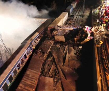 ارتفاع حصيلة قتلى تصادم قطارين باليونان إلى 42 شخصا
