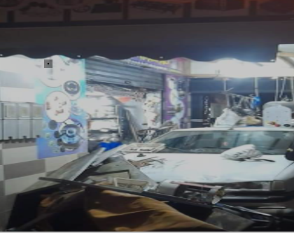 الجدبدة…نجاة مواطنين من حادثة بعد اصطدام سيارة خفيفة بمحل تجاري بحي للازهرة