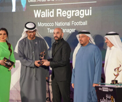 الركراكي يتوج بجائزة أفضل مدرب عربي عالمي