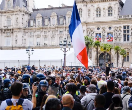 رسمياً.. فرنسا تًقر قانون التقاعد المثير للجدل