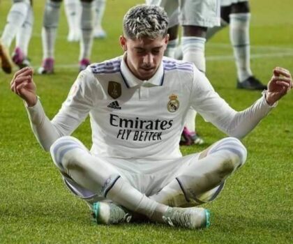 ريال مدريد يبلغ نهائي كأس الملك بفوز عريض أمام برشلونة في خطوة لإنقاذ موسمه الإسباني .