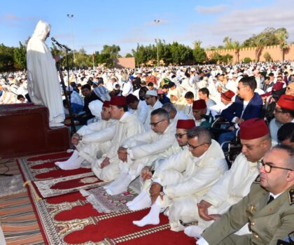 عامل عمالة اقليم تيزنيت يؤدي صلاة عيد الفطر بساحة الاستقبال بتيزنيت