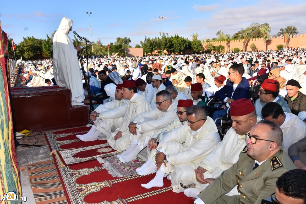 عامل عمالة اقليم تيزنيت يؤدي صلاة عيد الفطر بساحة الاستقبال بتيزنيت