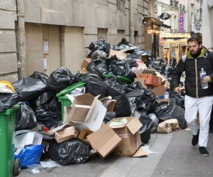 فرنسا.. باريس تحت أطنان من النفايات بسبب إضراب جديد