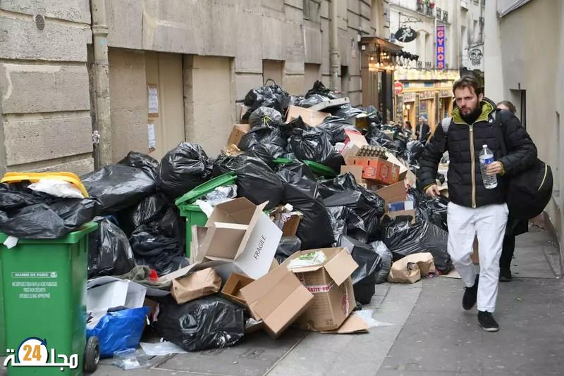 فرنسا.. باريس تحت أطنان من النفايات بسبب إضراب جديد