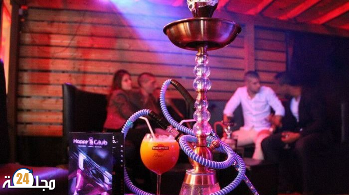 العيون…. الدائرة الأمنية الثانية تتمكن خلال الحملات التمشيطية بمقاهي الشيشة من إيقاف امرأة مبحوث عنها بتهمة النصب و تشخاص اخرين