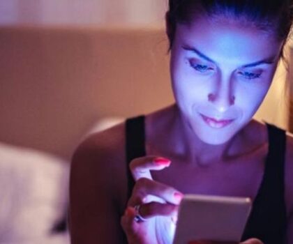 الهواتف المحمولة تدمر بشرتك