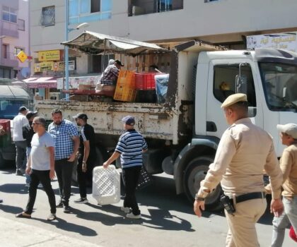 سلطات : قائد الملحقة الادارية السادسة تشن حملة واسعة على الباعة الجائلين