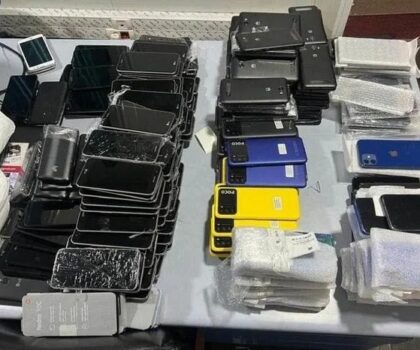 إحباط عملية تهريب مئات الهواتف النقالة بميناء بني انصار