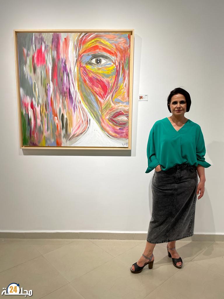 الفنانة التشكيلية خديجة الحطاب تفتتح معرض “همسات صمتك”