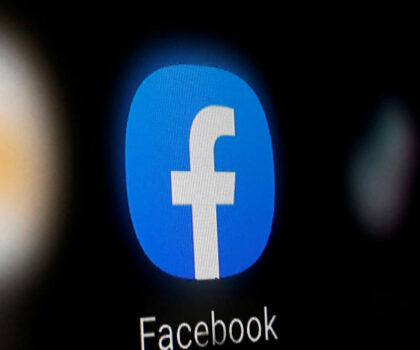 طلبات صداقة بالخطأ.. “فيس بوك” يرسل إشعارات للمستخدمين ويعتذر عن العطل