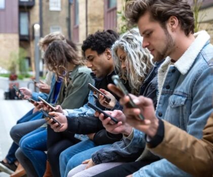 إدمانك تصفح هاتفك يجعلك عرضة لحالات صحية مقلقة