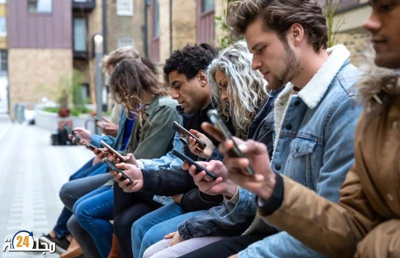 إدمانك تصفح هاتفك يجعلك عرضة لحالات صحية مقلقة