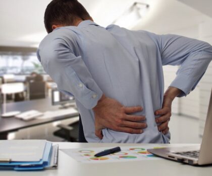 كيف يمكن حماية الظهر والعين عند العمل ؟