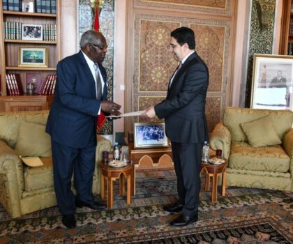 “وزير الخارجية المغربي يستقبل مبعوث رئيس جمهورية مالاوي ويتسلم رسالة موجهة إلى الملك محمد السادس”
