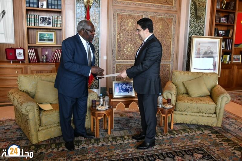 “وزير الخارجية المغربي يستقبل مبعوث رئيس جمهورية مالاوي ويتسلم رسالة موجهة إلى الملك محمد السادس”