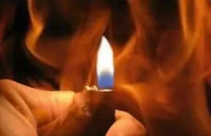 “شخص من ذوي الإحتياجات الخاصة يشعل النار في جسده داخل المحكمة الإبتدائية بمدينة إبن أحمد”