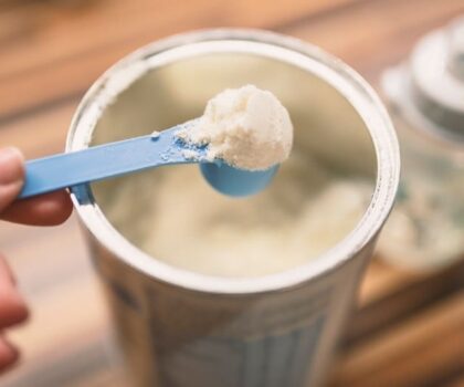 شبهة تواطؤ تحيط بقضية ارتفاع أسعار حليب الرضع