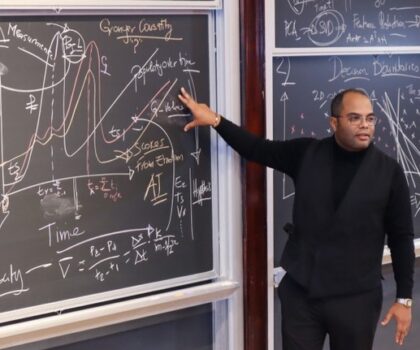 نيويورك ..أستاذ مغربي يشارك ضمن فريق علماء في ابتكار خوارزمية جديدة