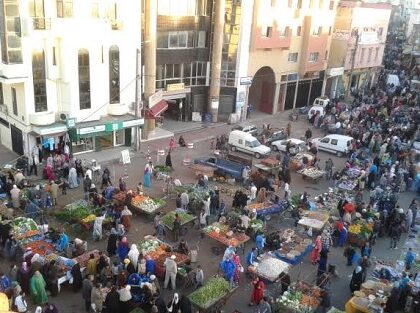 سطات..أصحاب المحلات التجارية بزنقة الذهيبية يطابون السلطات بوقف فوضى الباعة الجائلين و أضرارها