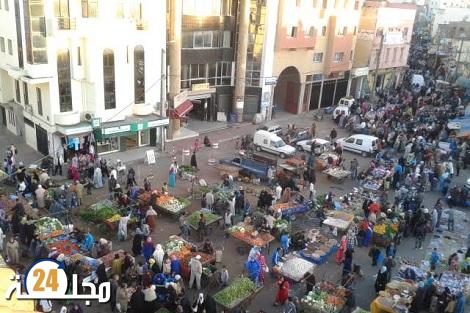 سطات..أصحاب المحلات التجارية بزنقة الذهيبية يطابون السلطات بوقف فوضى الباعة الجائلين و أضرارها