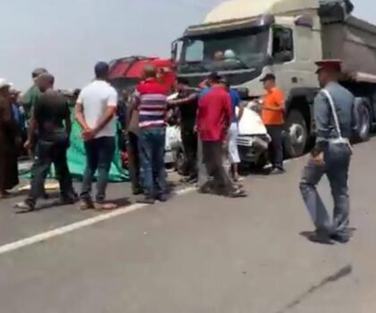 سيدي بنور…حادثة سير مميتة تخلف 4 ضحايا وجرحى بين شاحنة كبيرة و سيارة خفيفة