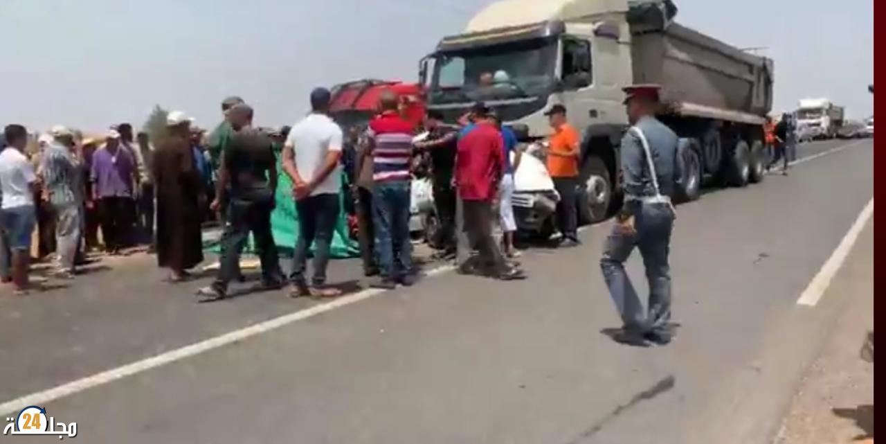 سيدي بنور…حادثة سير مميتة تخلف 4 ضحايا وجرحى بين شاحنة كبيرة و سيارة خفيفة