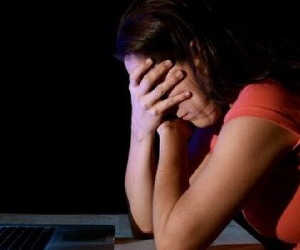 قانون جديد يهدف لتشديد متابعة المتورطين في ابتزاز النساء إلكترونيا