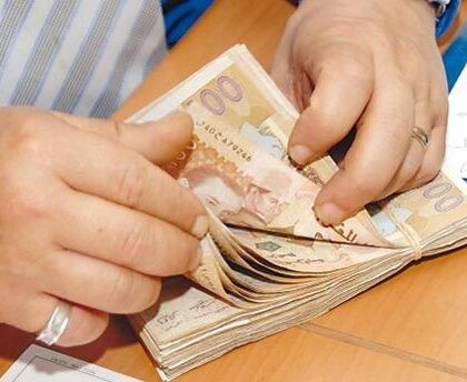 الحكومة تستعد لإقرار زيادة جديدة في أجور موظفي القطاع العام