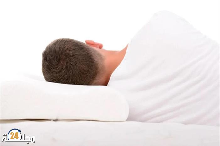 خبير يكشف عن الفوائد الصحية “لأفضل وضع نوم”
