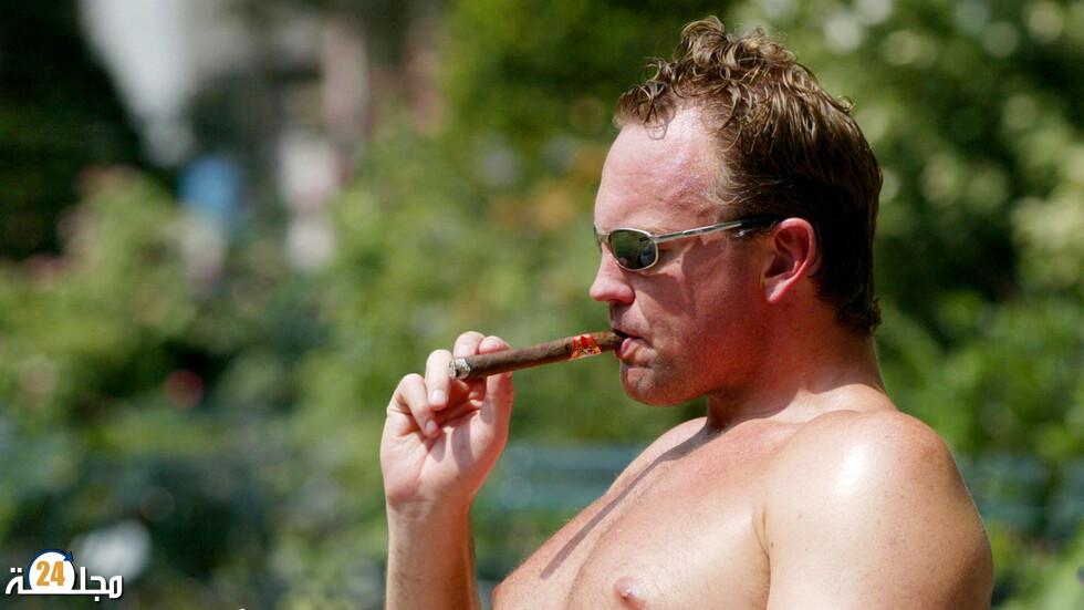 طبيب يحذر من عواقب التدخين في الحر