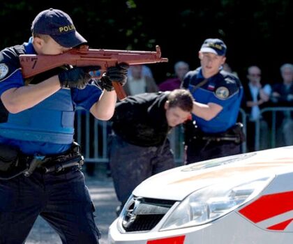 سويسرا.. وضع السوريين الأربعة المتابعين بدعم الإرهاب قيد الحبس الاحتياطي