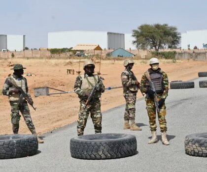 مقتل 17 جنديا على الأقل وإصابة 20 آخرين في هجوم إرهابي بالنيجر