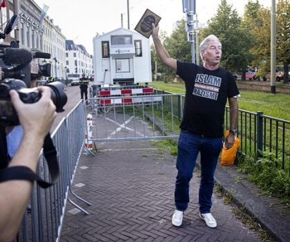 يميني متطرف يمزّق نسخة من القرآن أمام السفارة التركية في لاهاي