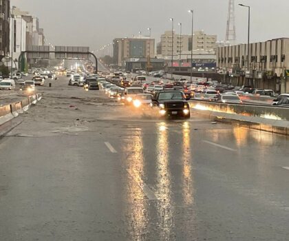 مكة المكرمة ..رياح عاتية وأمطار غزيرة تتسبب في إغلاق المدارس