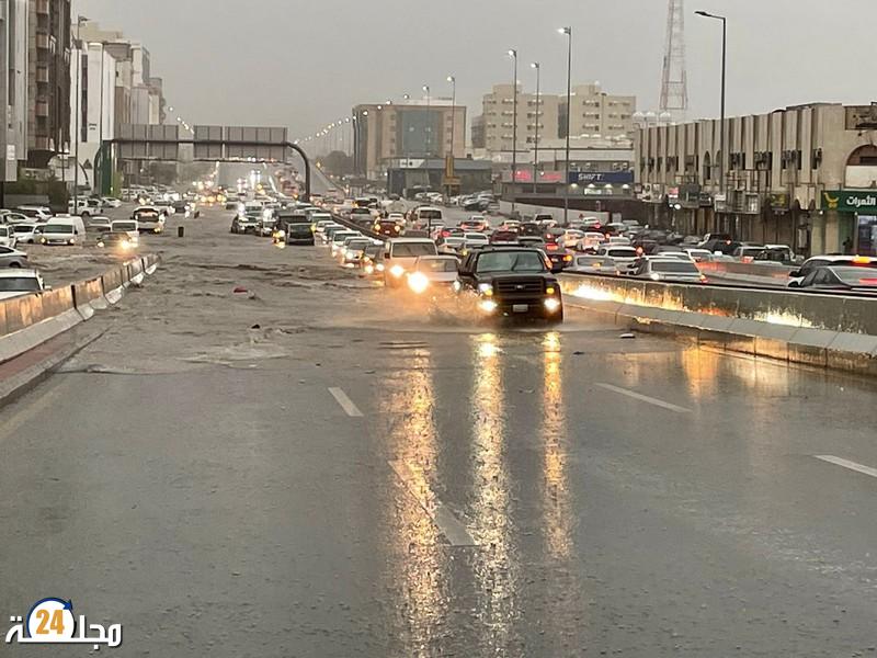 مكة المكرمة ..رياح عاتية وأمطار غزيرة تتسبب في إغلاق المدارس