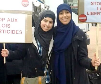 فرنسا تحظر ارتداء “العباية الإسلامية” في المدارس