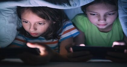 دولة تمنع الاطفال الذين تقل أعمارهم عن 18 عاما من استخدام الإنترنت ليلا