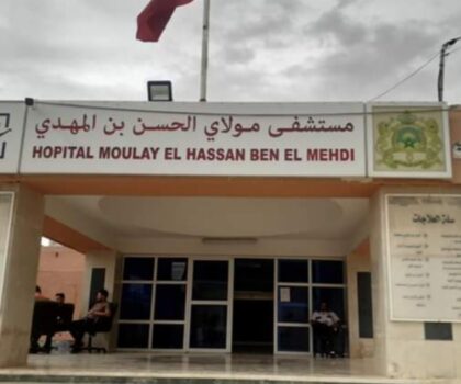 العيون…. تصعيد خطير إدارة المستشفى الجهوي مولاي الحسن ابن المهدي تغلق مصلحة الاستقبال و القبول بالمفتاح .